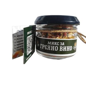 Микс от подправки за греяно вино – звезден анасон, канела и портокалови кори, красиво подредени за празнична напитка.