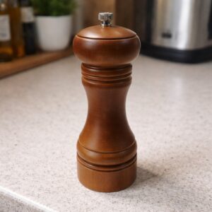 Дървена мелничка за сол или пипер
